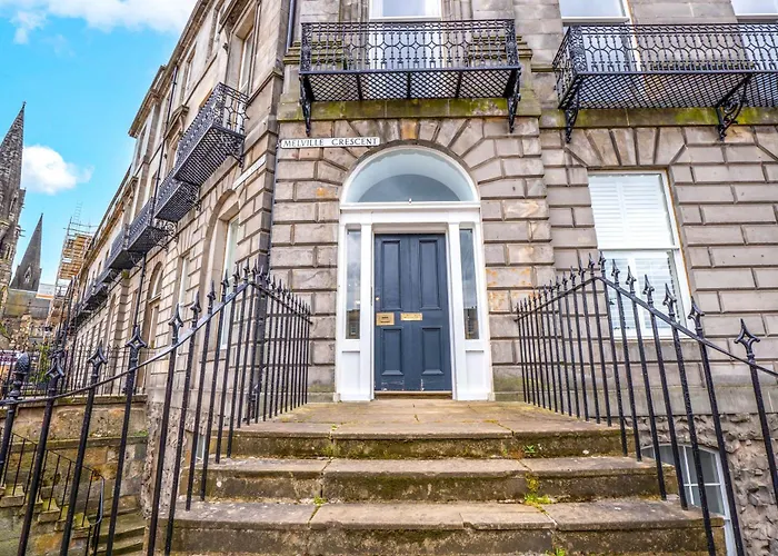 Flat With Majestic Views In West End Wonderland