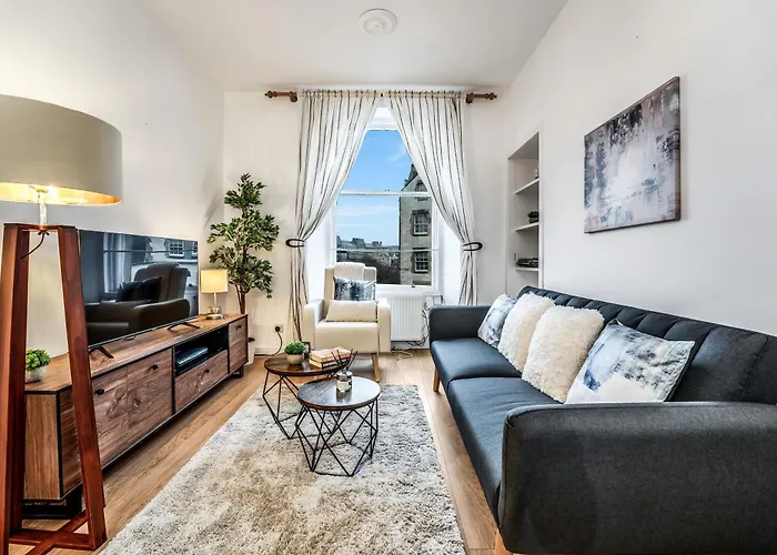 Cozy Central 2 Bed Apt With Great View - Parking