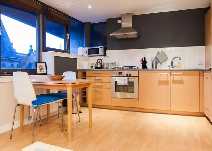 Bright & Stylish West End Apartment