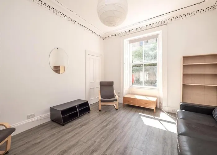 Spacious City Center Main Door 3 Bedrooms Flat