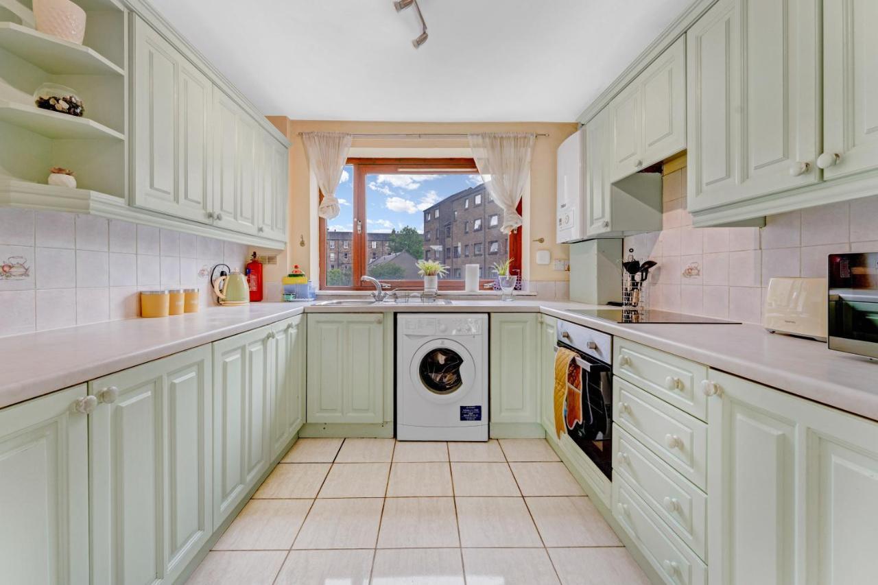 Modern & Spacious 3 Bedroom In Heart Of - Private Car Park On Site & Stunning Views Of Arthur Seat - Sleeps 10 Apartment Edinburgh