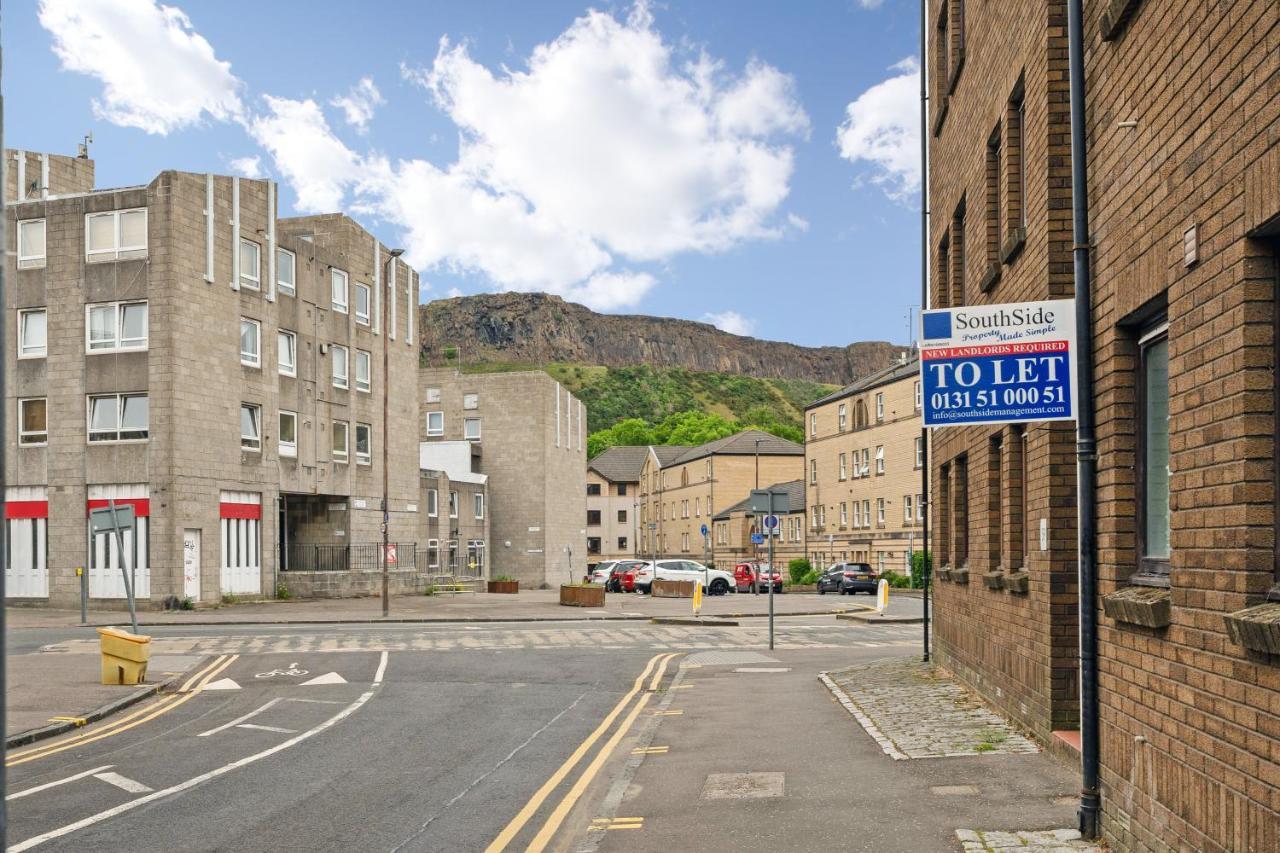 Modern & Spacious 3 Bedroom In Heart Of - Private Car Park On Site & Stunning Views Of Arthur Seat - Sleeps 10 Apartment Edinburgh