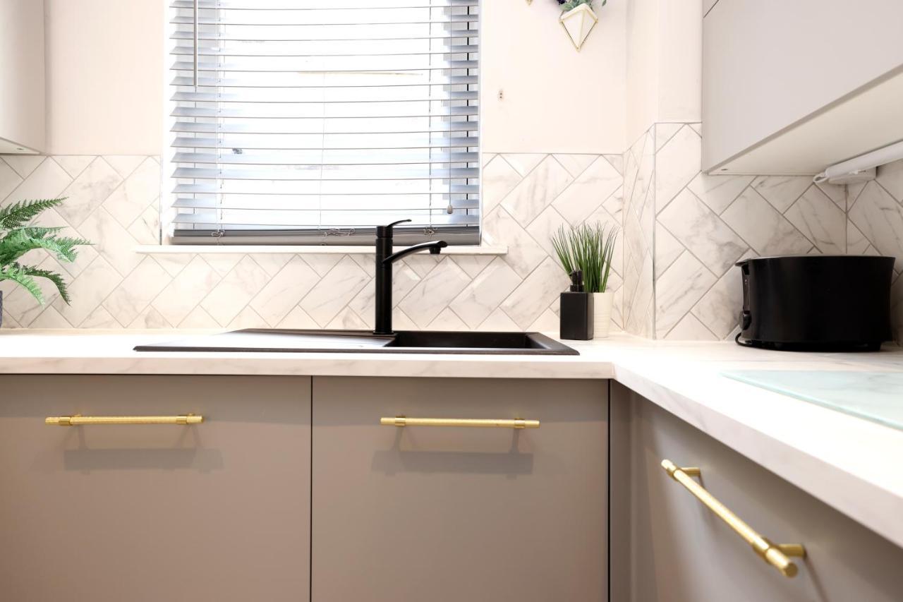 Joivy Modern 1 Bed Flat In West End, Close To Princes Gardens Apartment *