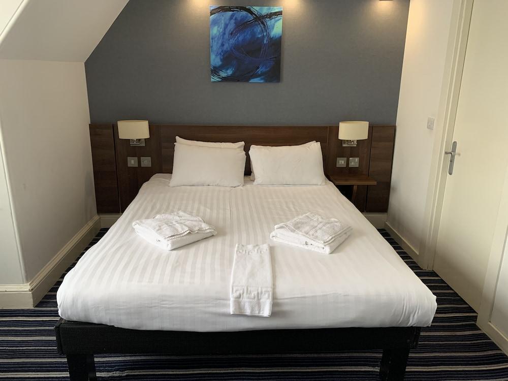 Piries Hotel EDI