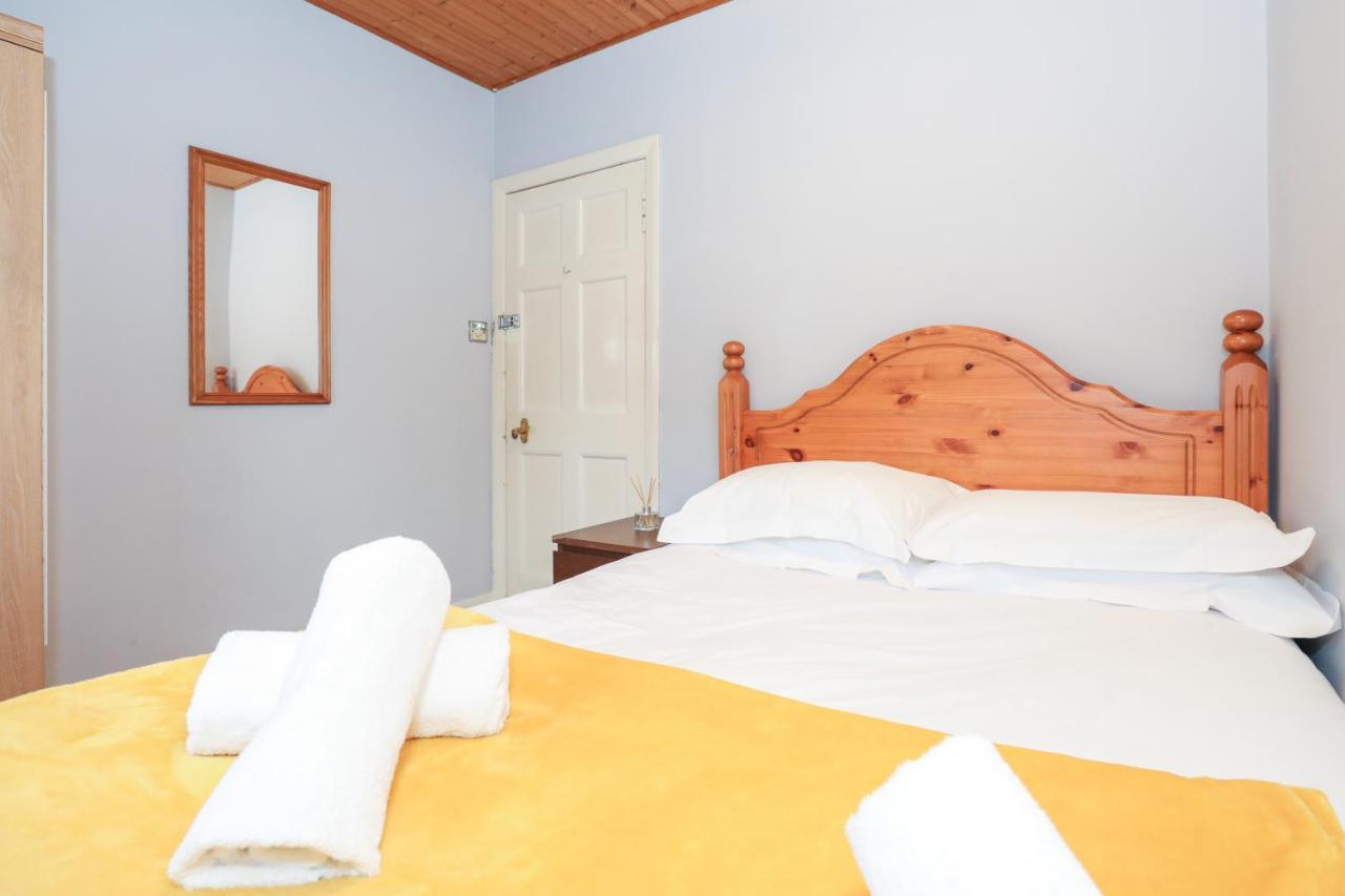 Beautiful 4 Bedroom - Ideal Location - Free Parking Holiday home