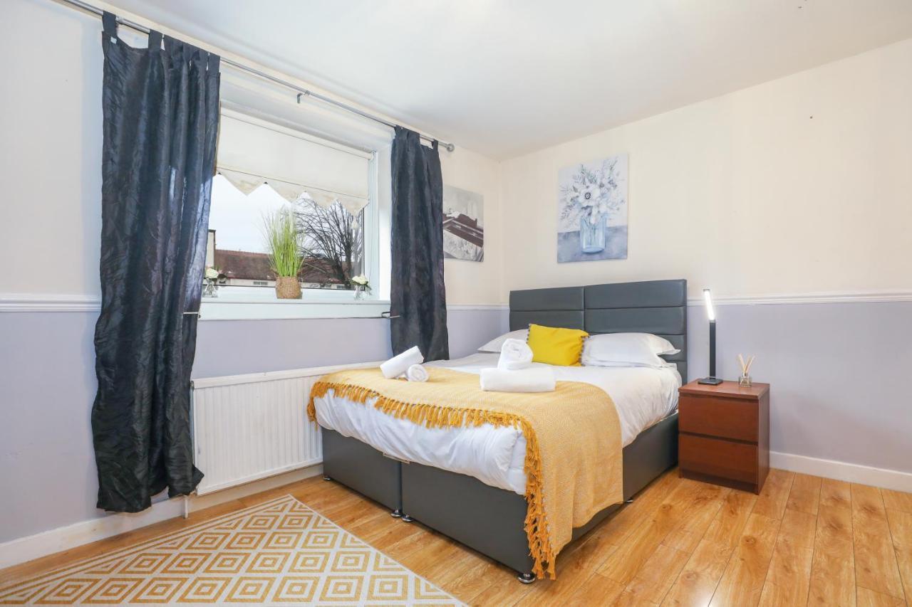 Beautiful 4 Bedroom - Ideal Location - Free Parking Holiday home