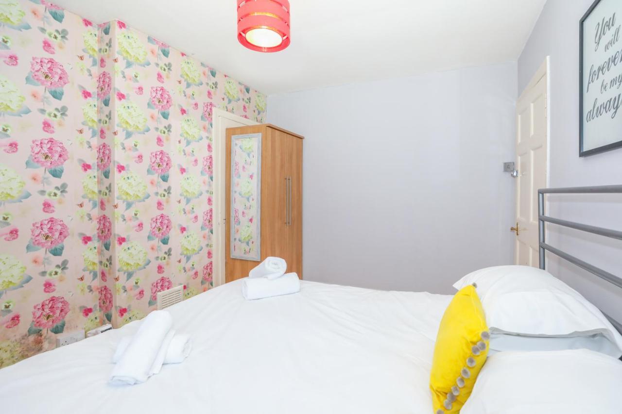 Beautiful 4 Bedroom - Ideal Location - Free Parking Holiday home