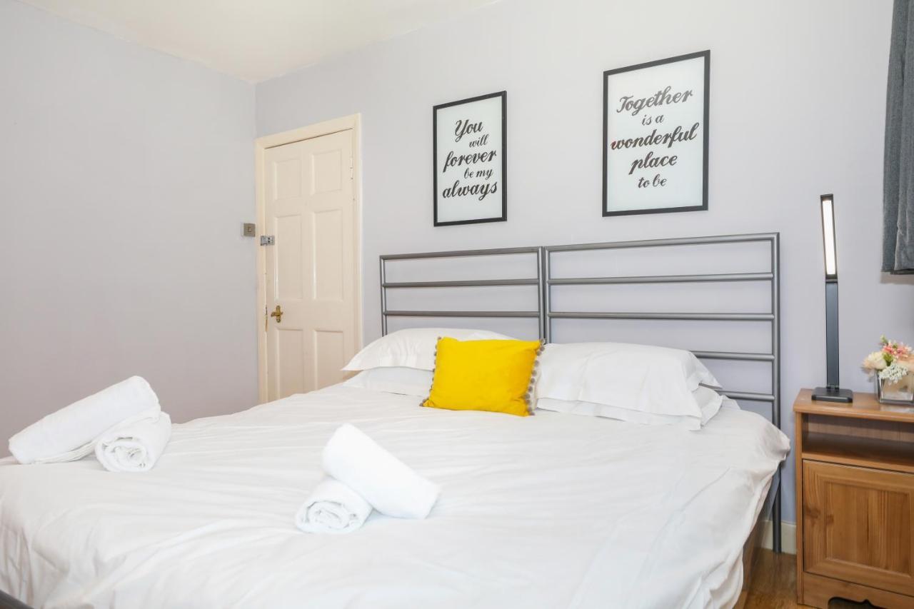 Holiday home Beautiful 4 Bedroom - Ideal Location - Free Parking