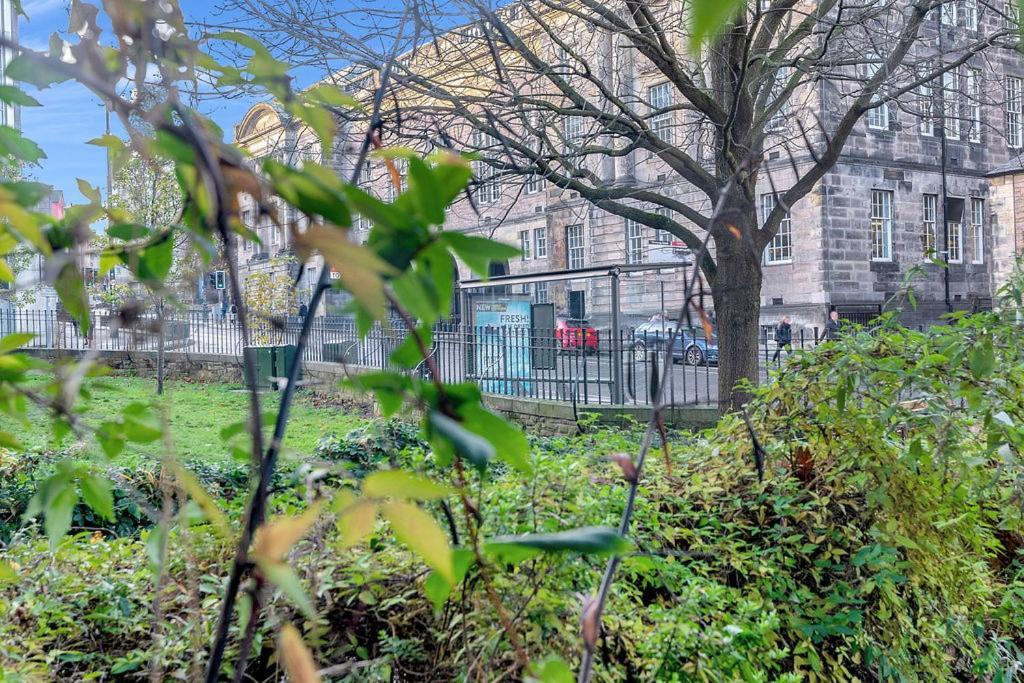 Edinburgh City Centre Aishia/Sakina Apartment Edinburgh