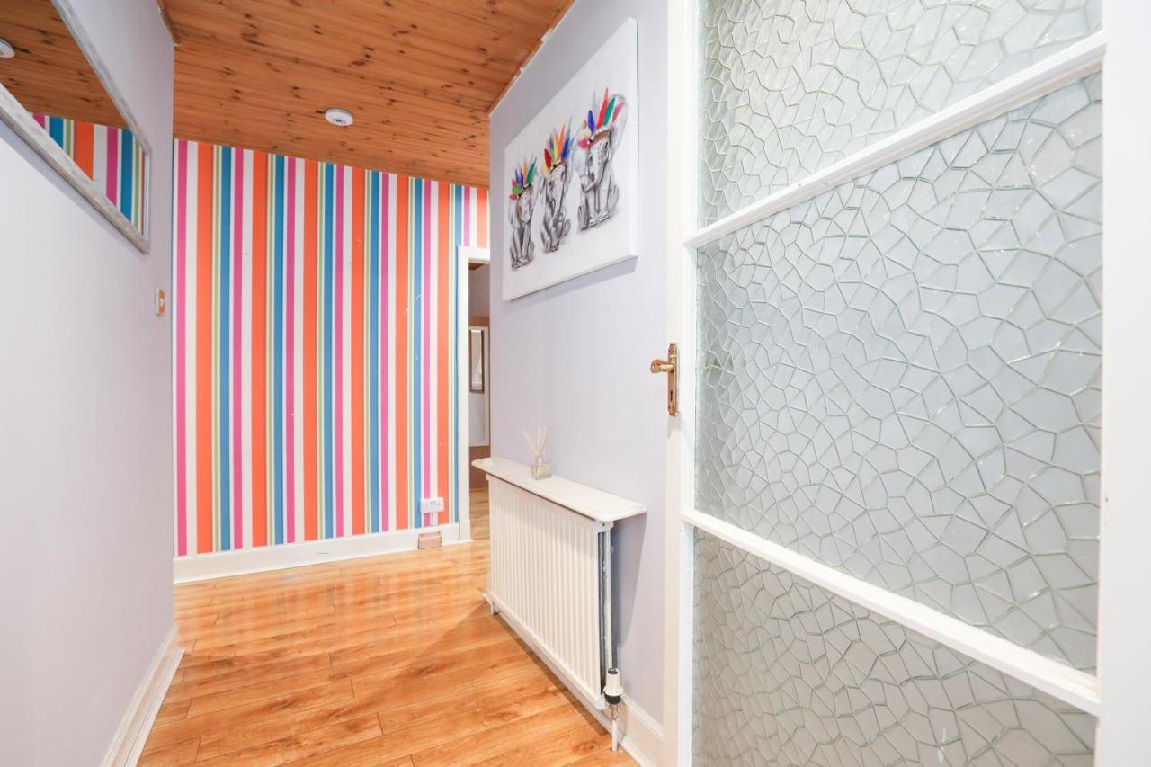 Beautiful 4 Bedroom - Ideal Location - Free Parking Holiday home