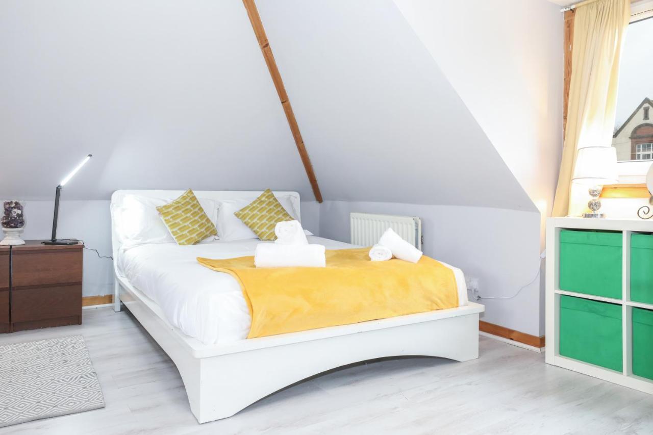 Holiday home Beautiful 4 Bedroom - Ideal Location - Free Parking