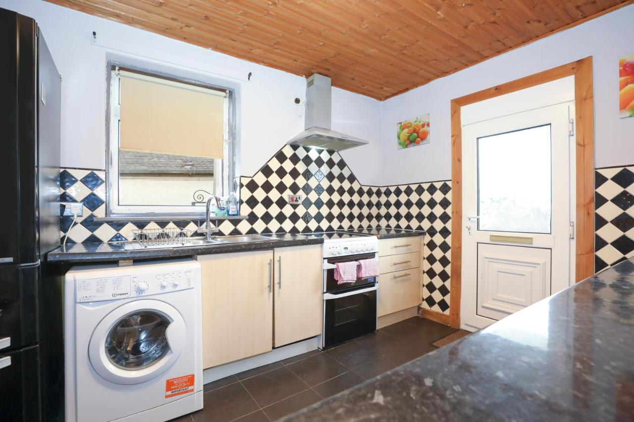 Holiday home Beautiful 4 Bedroom - Ideal Location - Free Parking *