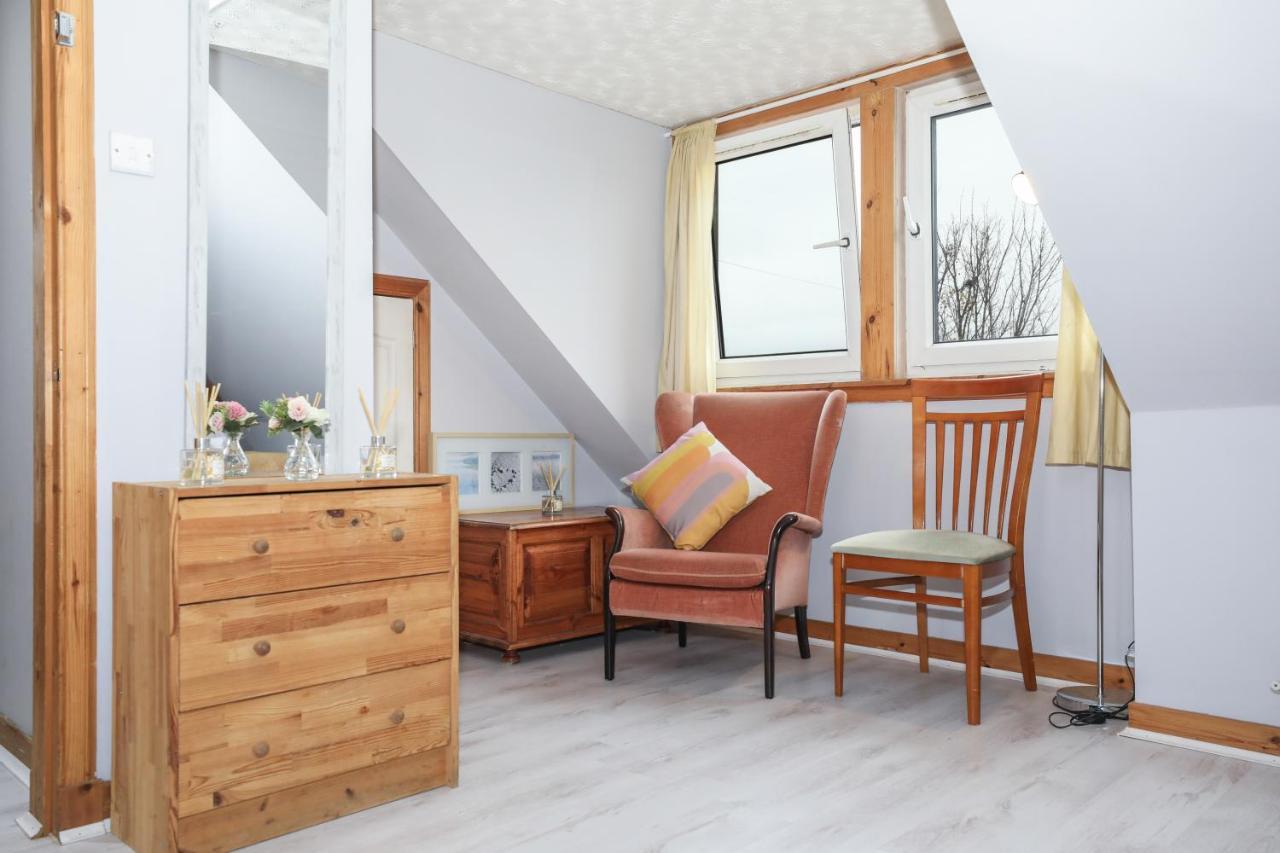 Holiday home Beautiful 4 Bedroom - Ideal Location - Free Parking