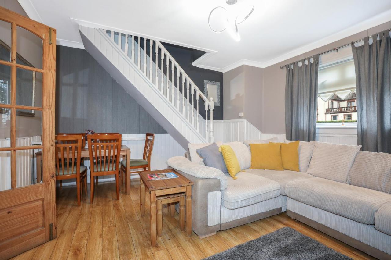 Holiday home Beautiful 4 Bedroom - Ideal Location - Free Parking