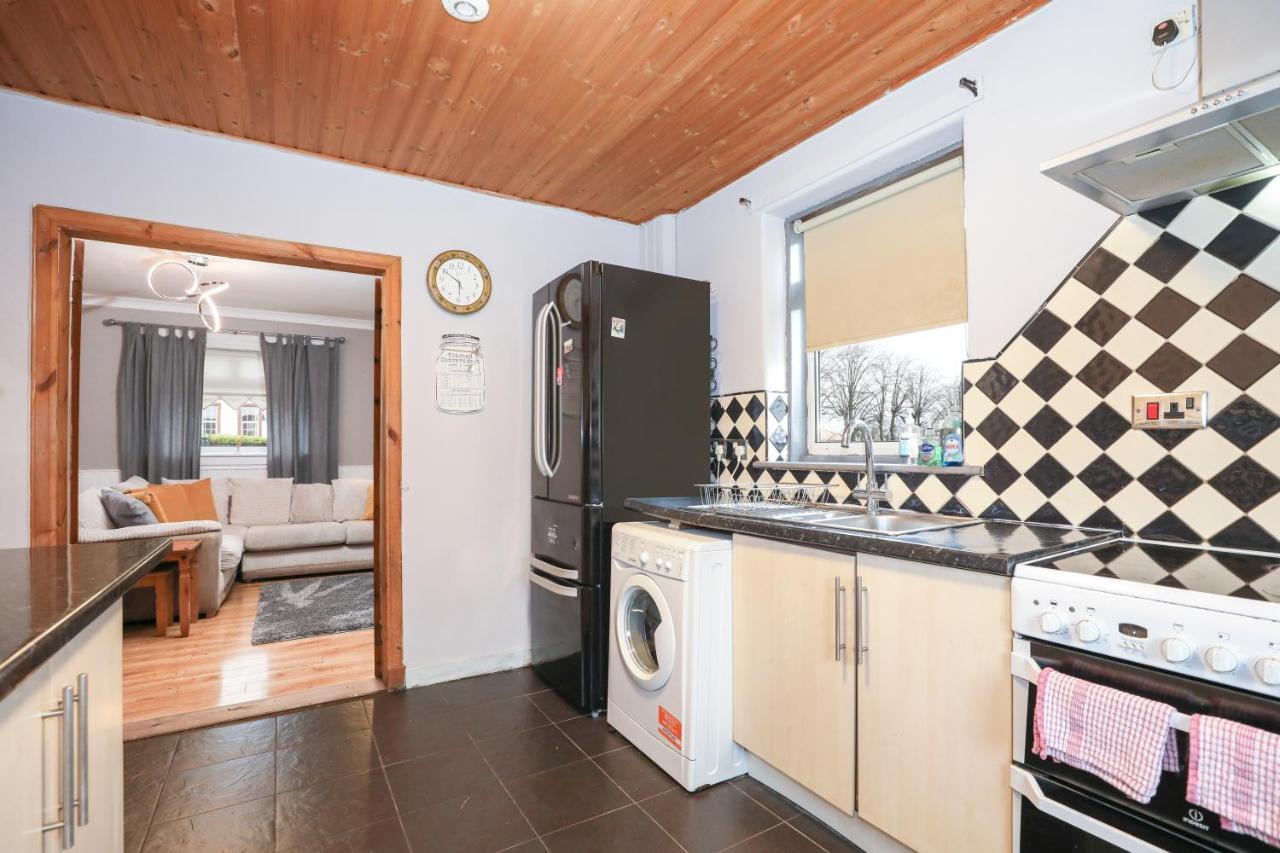 Holiday home Beautiful 4 Bedroom - Ideal Location - Free Parking *