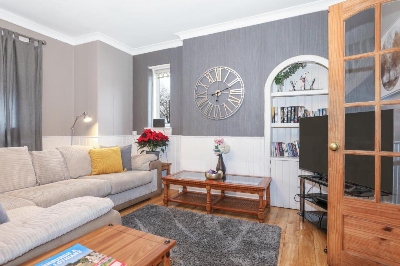 Beautiful 4 Bedroom - Ideal Location - Free Parking Holiday home