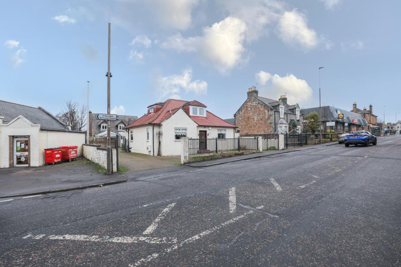 Beautiful 4 Bedroom - Ideal Location - Free Parking Holiday home Edinburgh