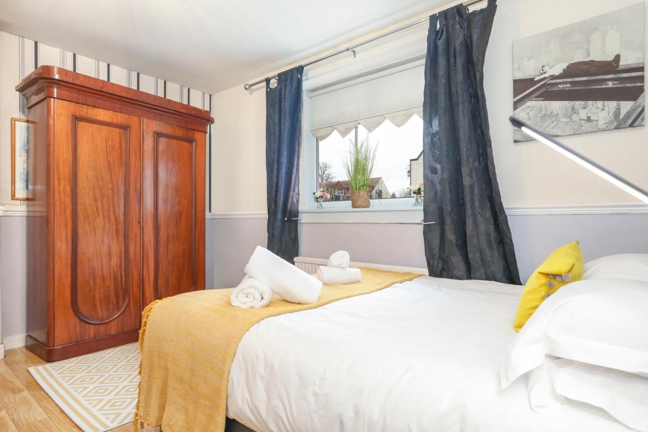 Beautiful 4 Bedroom - Ideal Location - Free Parking Holiday home *