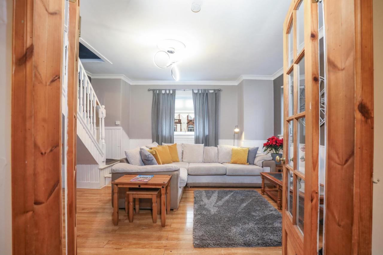 Holiday home Beautiful 4 Bedroom - Ideal Location - Free Parking