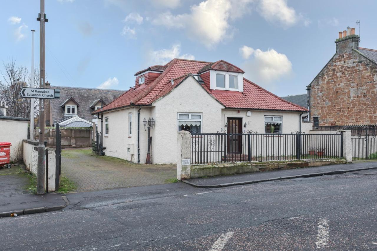Holiday home Beautiful 4 Bedroom - Ideal Location - Free Parking *