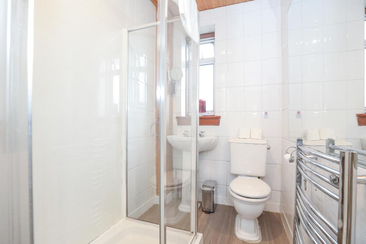 Beautiful 4 Bedroom - Ideal Location - Free Parking *