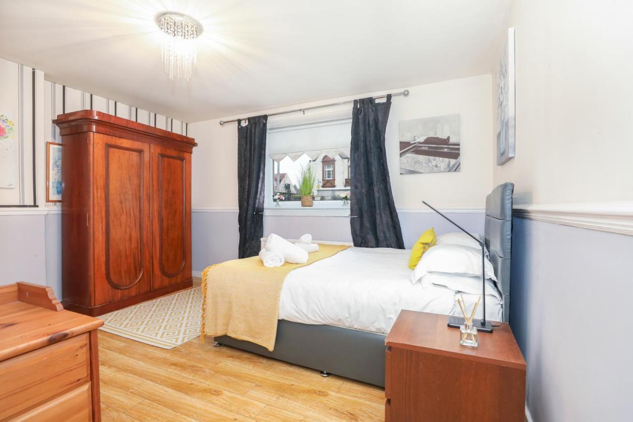 Beautiful 4 Bedroom - Ideal Location - Free Parking Holiday home