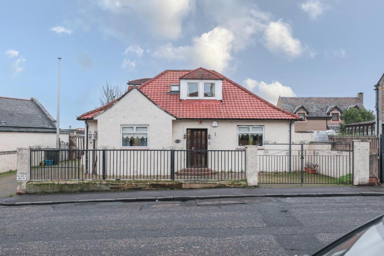 Holiday home Beautiful 4 Bedroom - Ideal Location - Free Parking