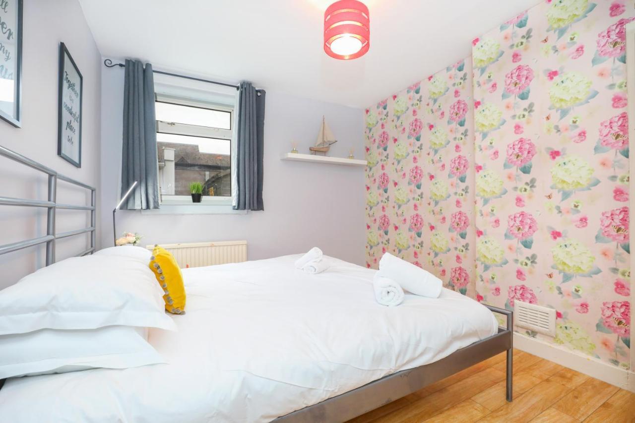 Beautiful 4 Bedroom - Ideal Location - Free Parking Edinburgh