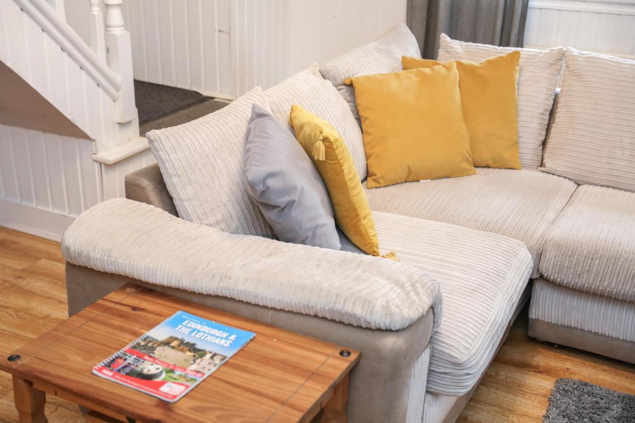 Beautiful 4 Bedroom - Ideal Location - Free Parking Holiday home