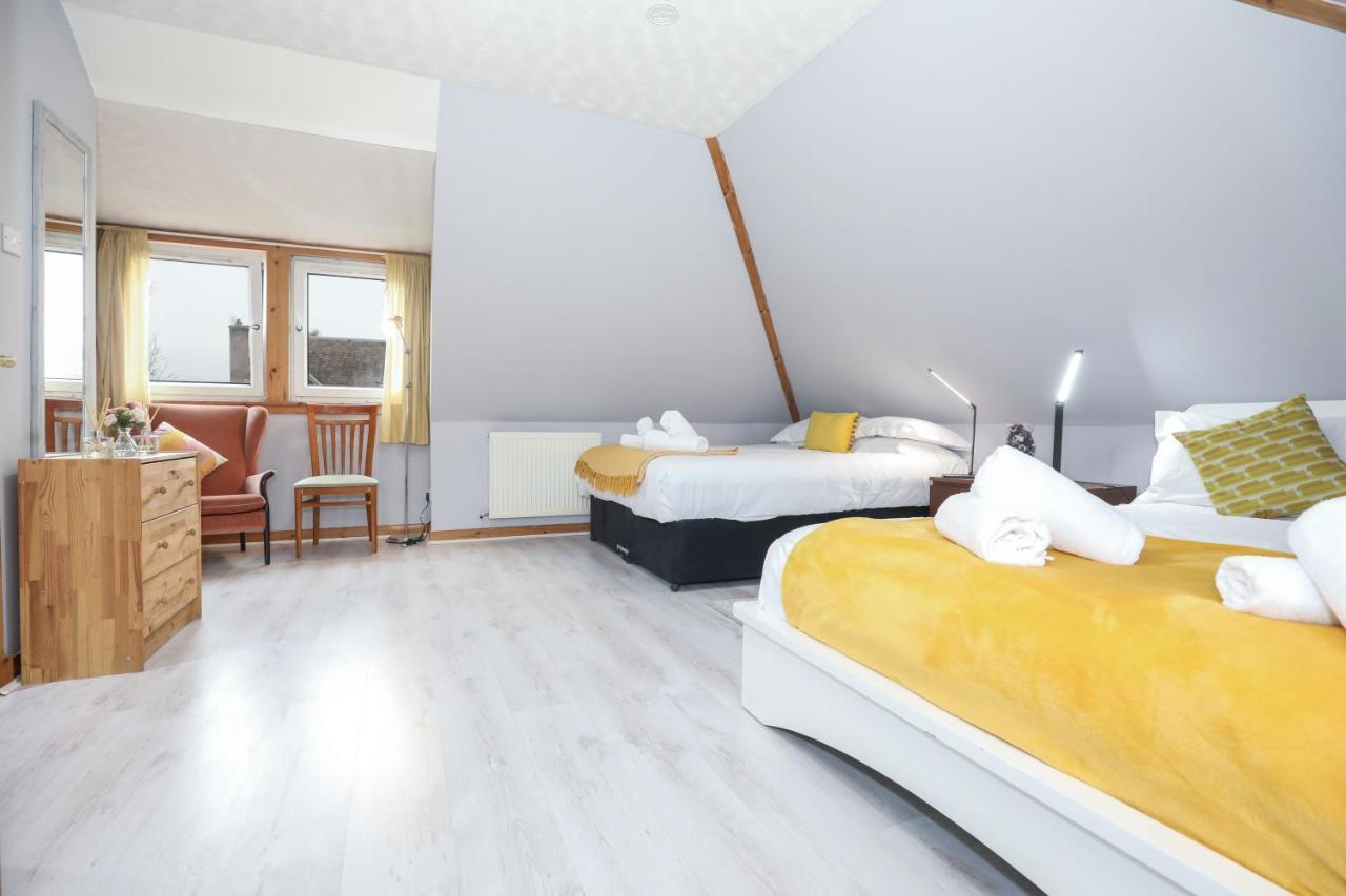 Holiday home Beautiful 4 Bedroom - Ideal Location - Free Parking