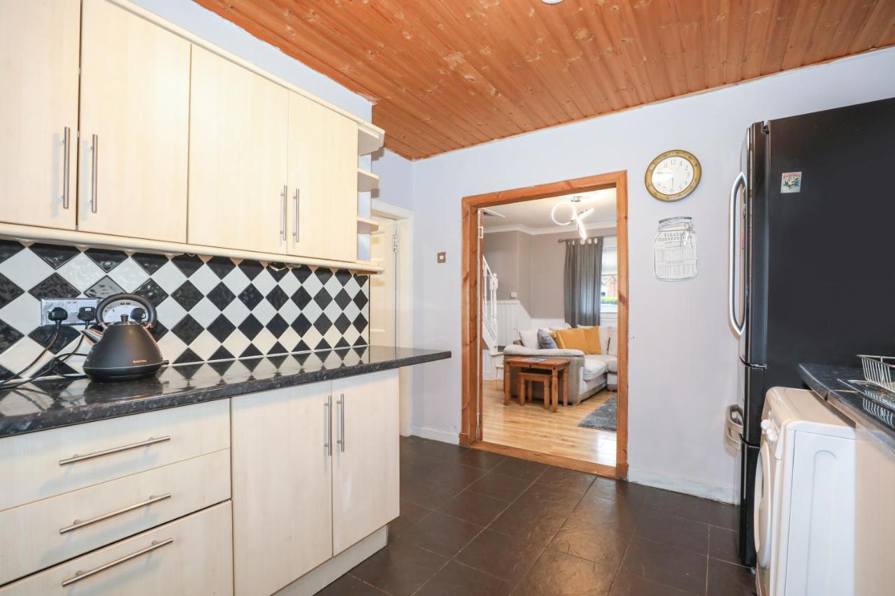 Beautiful 4 Bedroom - Ideal Location - Free Parking Holiday home *