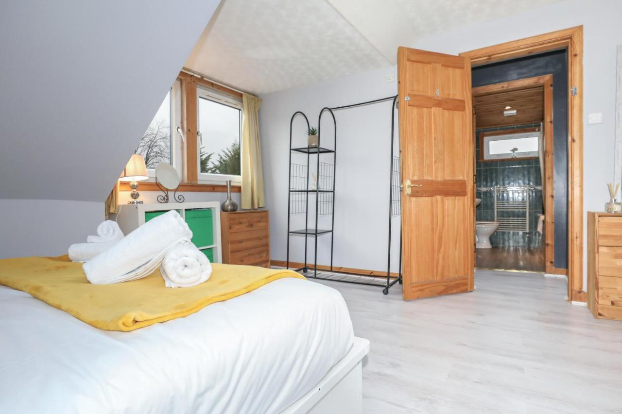 Beautiful 4 Bedroom - Ideal Location - Free Parking Holiday home Edinburgh