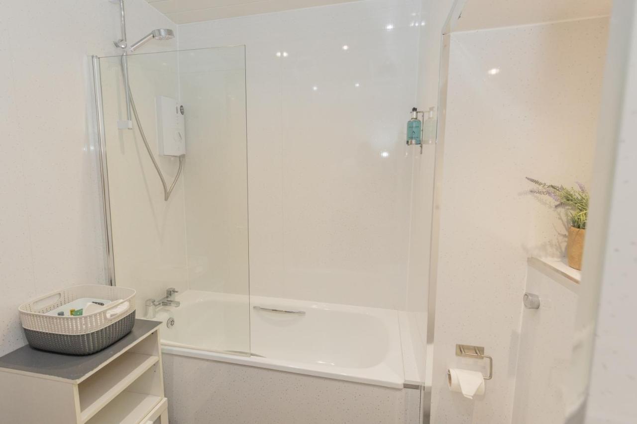 New 3-bedroom Close To Centre Apartment *