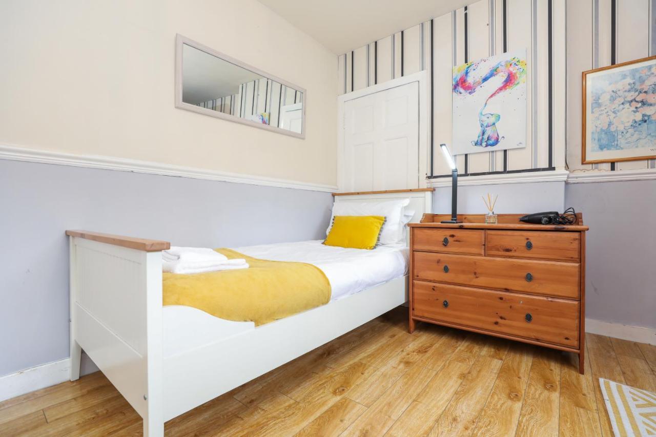 Beautiful 4 Bedroom - Ideal Location - Free Parking Holiday home Edinburgh