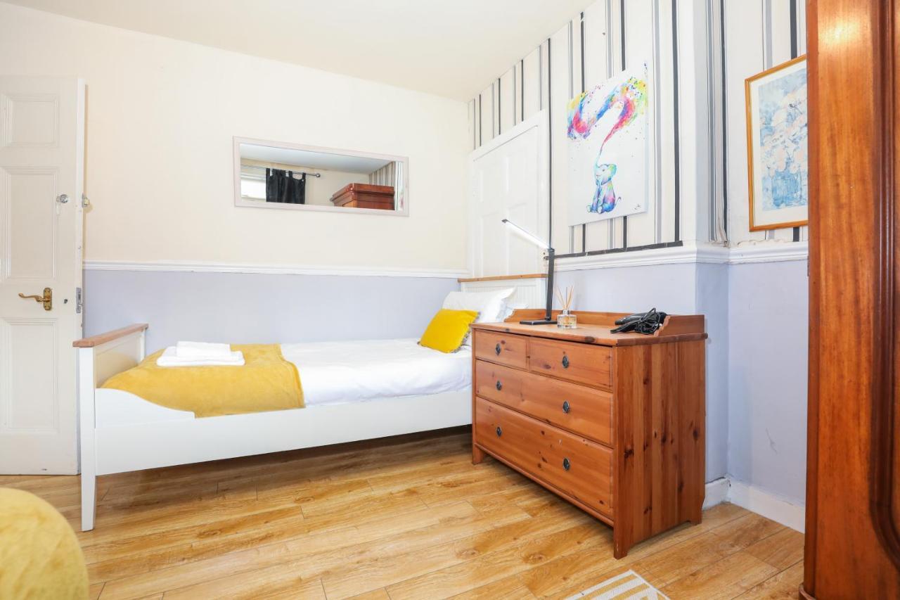 Beautiful 4 Bedroom - Ideal Location - Free Parking Holiday home