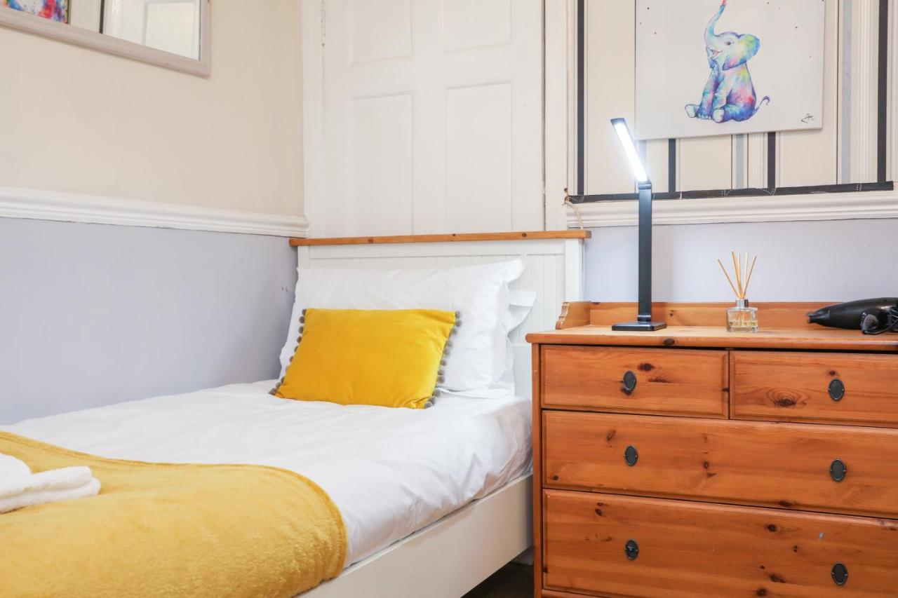Holiday home Beautiful 4 Bedroom - Ideal Location - Free Parking