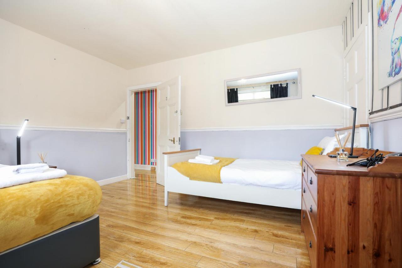 Beautiful 4 Bedroom - Ideal Location - Free Parking Holiday home *
