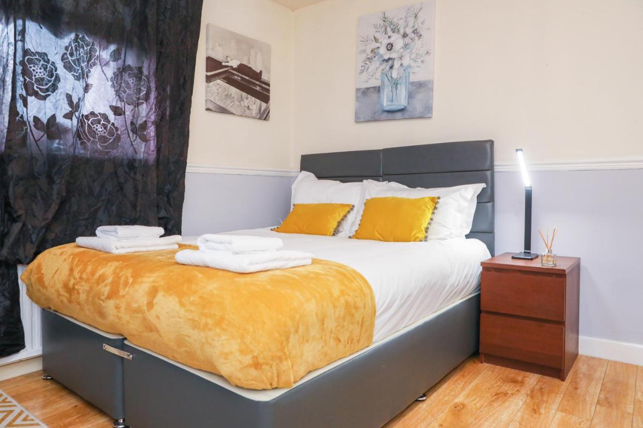 Beautiful 4 Bedroom - Ideal Location - Free Parking Holiday home Edinburgh