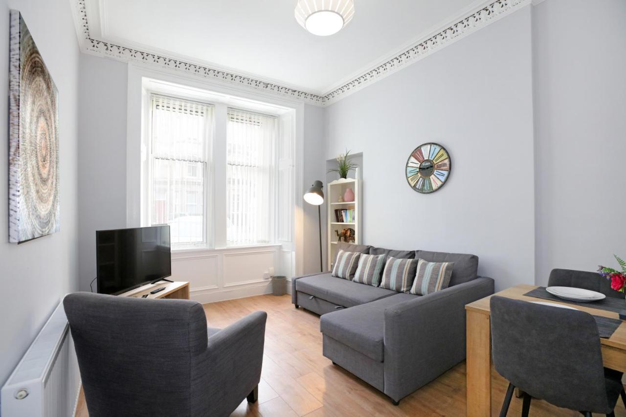 Sleeps 6 Free Parking Apartment