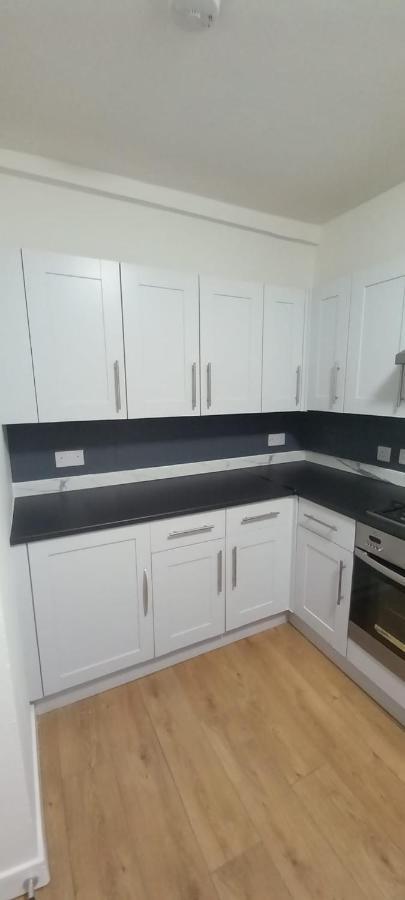 Lovely Spacious Double Beds Sleeps 8 Apartment *