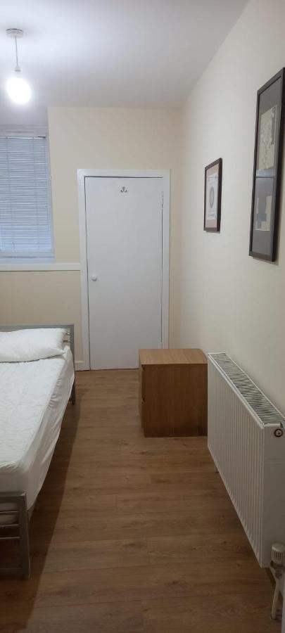 Lovely Spacious Double Beds Sleeps 8 Apartment