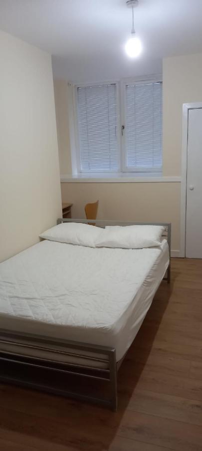 Lovely Spacious Double Beds Sleeps 8 *