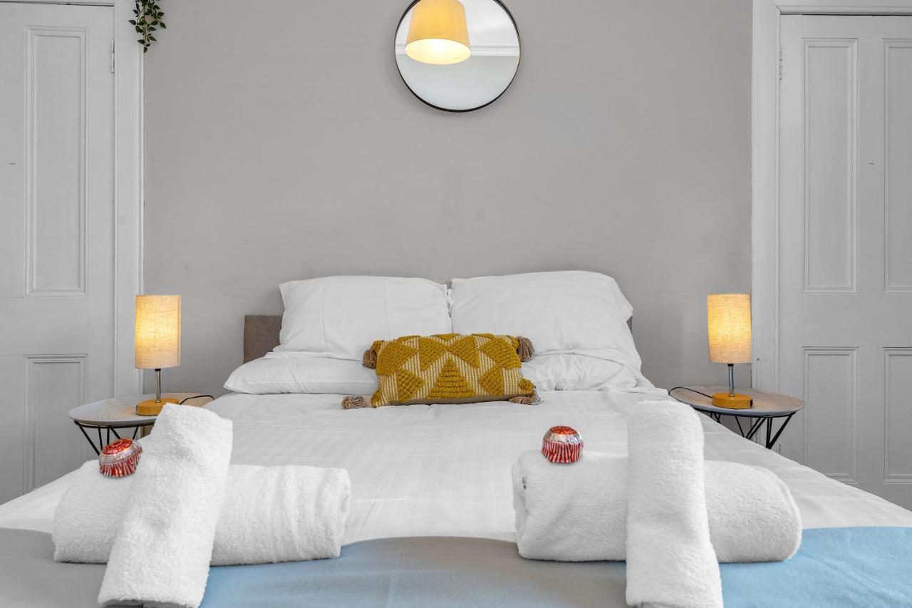 Cheerful Stays: 2 Bedroom Sleeps 6 Apartment *