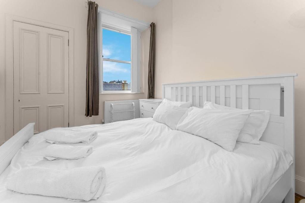Bright And Spacious Flat Overlooking The Meadows Apartment *