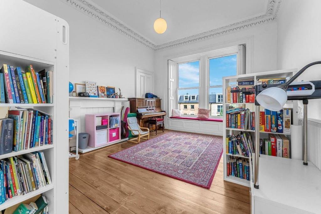 Bright And Spacious Flat Overlooking The Meadows * Edinburgh