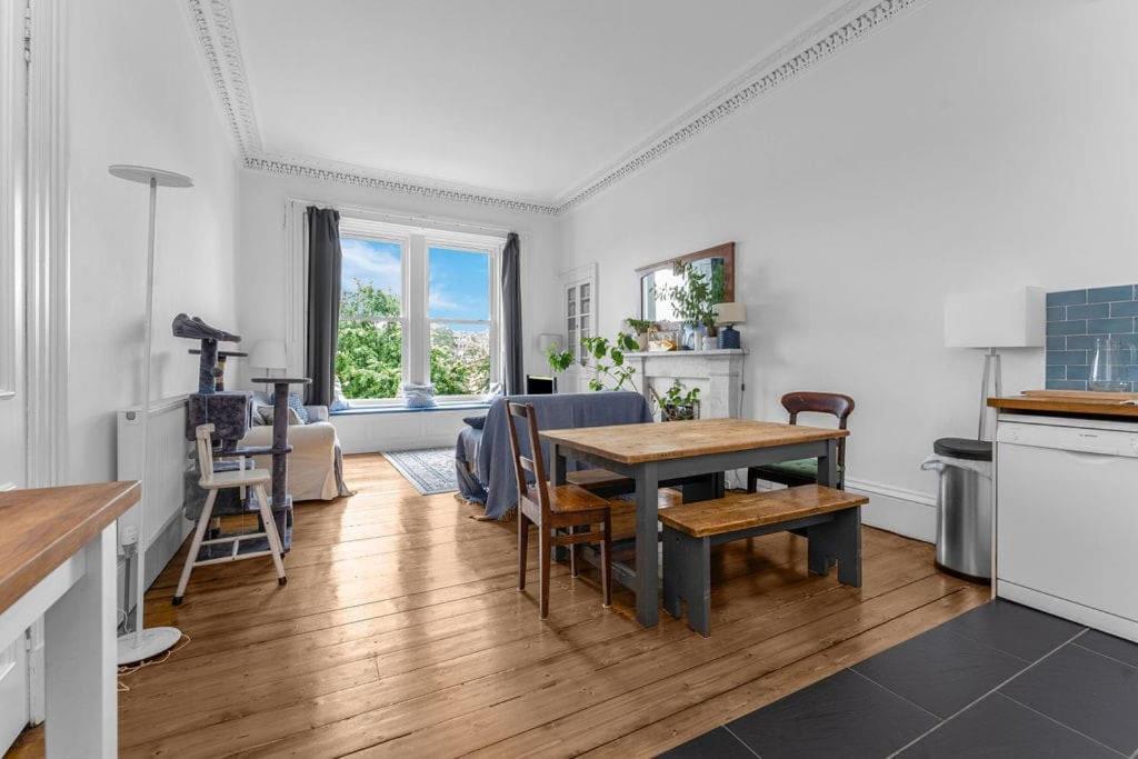 Bright And Spacious Flat Overlooking The Meadows *