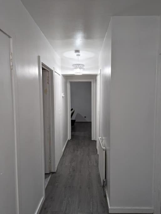 Apartment 3 Bedroom Sleeps 8 EDI