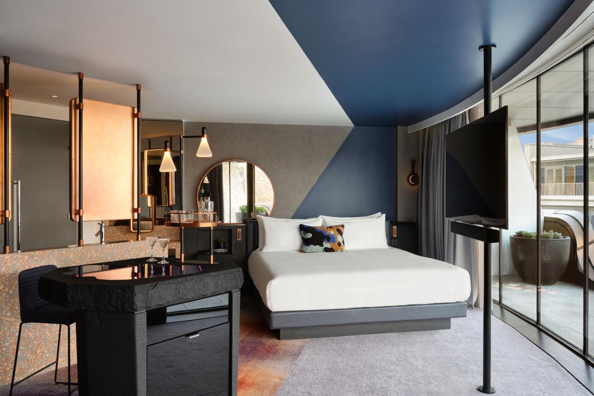 W Hotel 5*