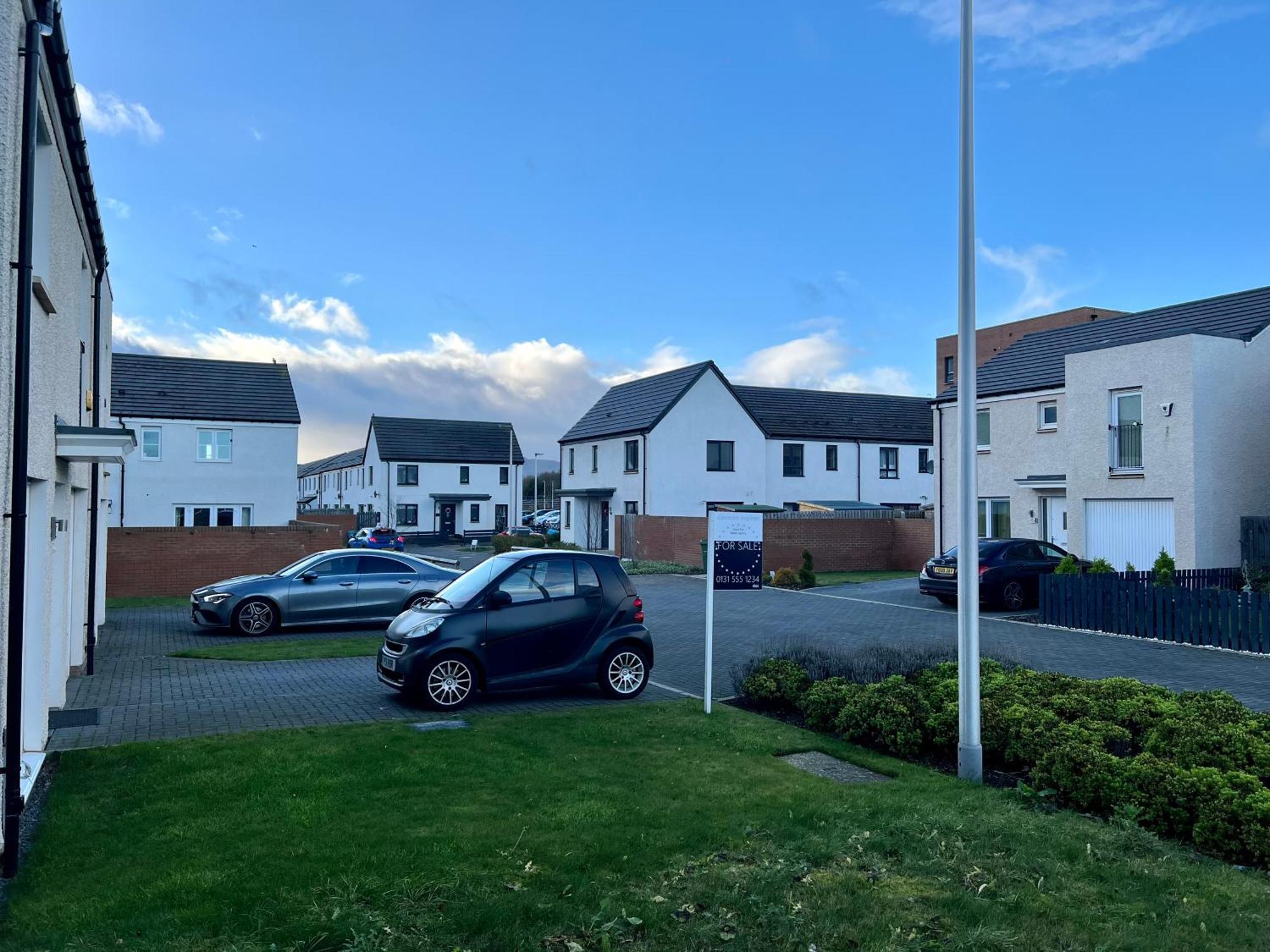 Beautiful 4-bedroom House With Private Garden & Parking Holiday home