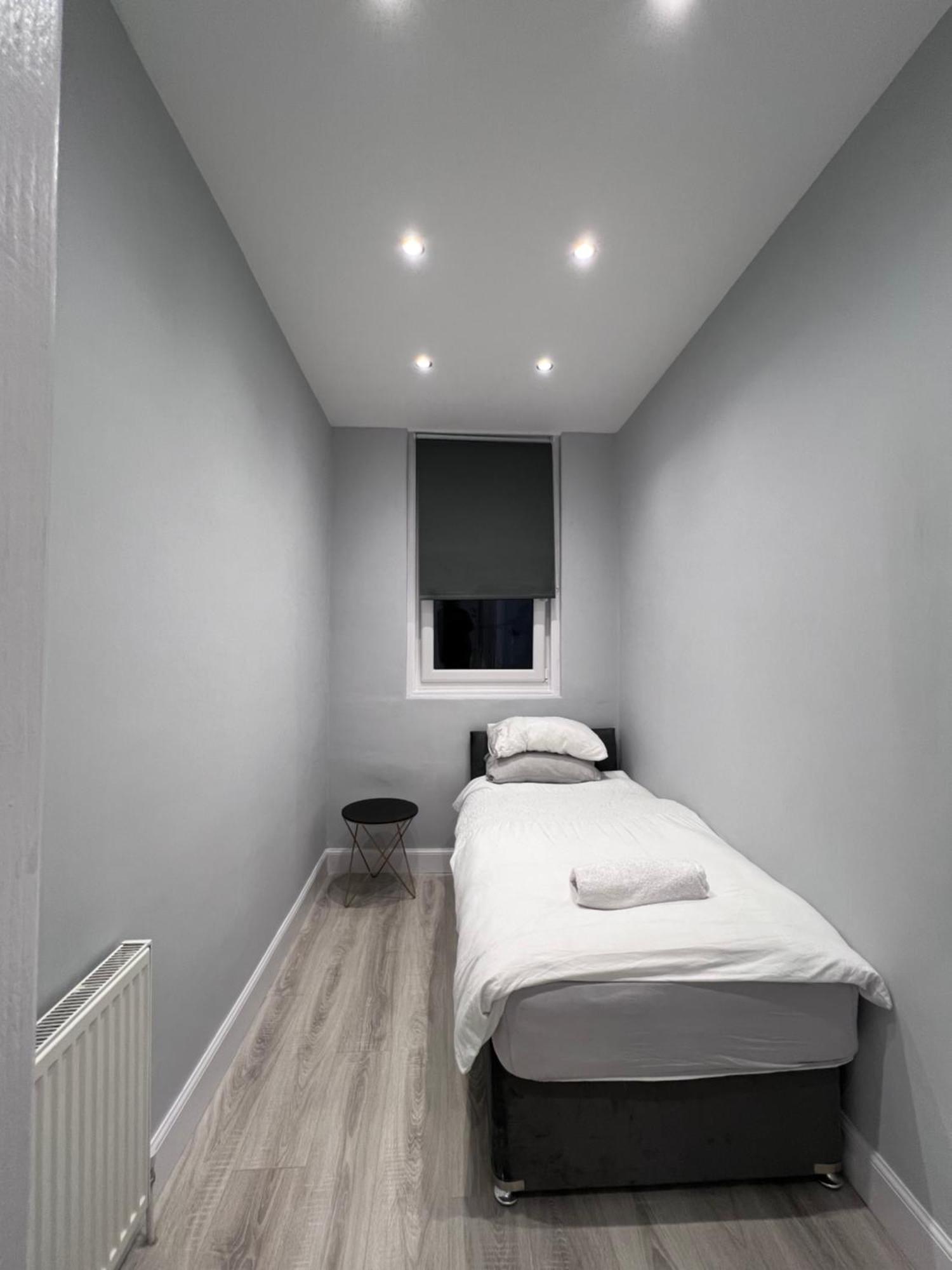 Apartment Lovely 4 Bedroom 2nd Floor Walk Up *